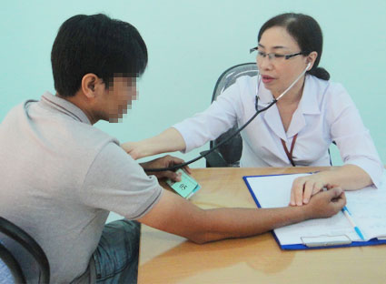 Dự án quốc tế tài trợ chương trình can thiệp giảm tác hại đã rút dần khiến cho công tác phòng chống HIV/AIDS gặp khó khăn về kinh phí. Trong ảnh: Khám cho bệnh nhân điều trị Methadone (một trong những chương trình can thiệp giảm tác hại) tại Trung tâm Y tế TP.Vũng Tàu