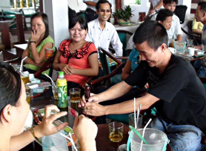 Tuyên truyền viên đang hướng dẫn sử dụng bao cao su phòng, chống lây nhiễm HIV/AIDS cho thanh niên trên địa bàn TP.Vũng Tàu.