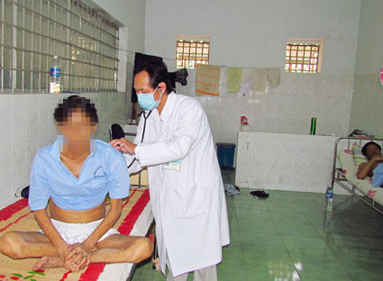 Nếu phải tự trang trải chi phí điều trị ARV, nhiều bệnh nhân có nguy cơ bỏ dỡ giữa chừng, do điều kiện kinh tế khó khăn. Trong ảnh: Một bệnh nhân HIV/AIDS đang điều trị tại khoa Nhiễm, Bệnh viện Bà Rịa.