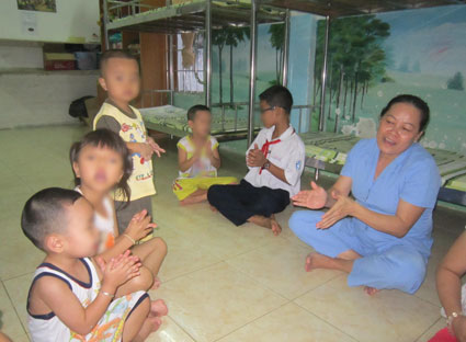 Trẻ nhiễm HIV cần được hỗ trợ về nhiều mặt để có thể phát triển toàn diện và hòa nhập cộng đòng. Trong ảnh: Giờ chơi của trẻ tại Trung tâm bảo trợ trẻ em Vũng Tàu.