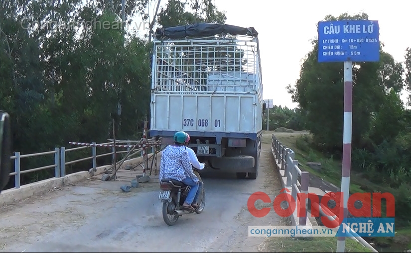 Cầu Khe Lở đang “oằn mình” chống đỡ với thời gian
