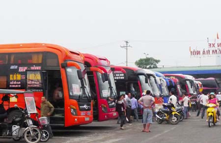 Giá xăng liên tục giảm nhưng giá cước vận tải vẫn được giữ nguyên khiến hành khách bị thiệt thòi