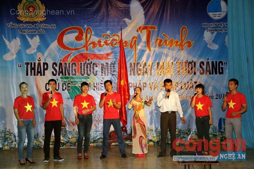 Một tiết mục văn nghệ của đội văn nghệ “Tiếng hát tình đời”