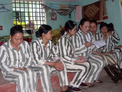 Các phạm nhân tại trạm tạm giam Công an Hòa Bình chia sẻ lá thư từ gia đình.