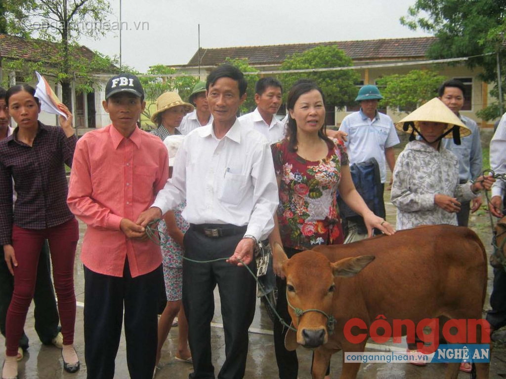 Các đối tượng và tang vật liên quan đến đường dây cá độ bóng đá mùa Word Cup 2014 vừa bị Công an thị xã Hoàng Mai bắt giữ