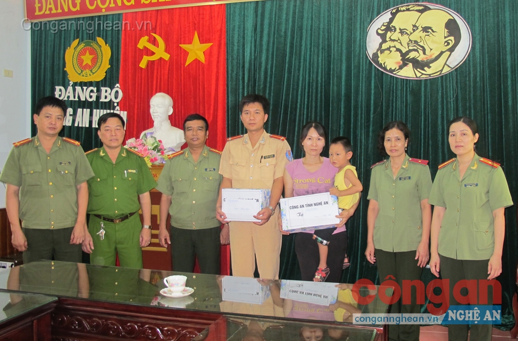 Thay mặt Đảng ủy, lãnh đạo Công an tỉnh, lãnh đạo Phòng Công tác Đảng và                      Công tác Quần chúng và Hội phụ nữ Công an tỉnh thăm, tặng quà các gia đình CBCS có hoàn cảnh khó khăn tại huyện Thanh Chương