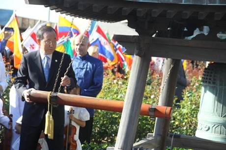 Tổng Thư ký Liên Hợp Quốc Ban Ki-moon thỉnh Chuông Hòa bình