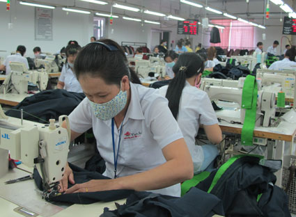 Các KCN, CCN được hình thành đã góp phần giải quyết việc làm cho hàng chục ngàn lao động địa phương. Trong ảnh: sản xuất hàng may mặc tại công ty MayQuốc tế Việt An (CCN Hắc Dịch, huyện Tân Thành).
