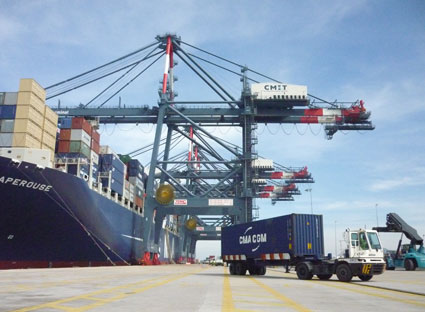Hệ thống cảng biển khu vực Cái Mép - Thị Vải tạo động lực cho các KCN ở Tân Thành phát triển. Trong ảnh: Tàu cập cảng Quốc tế Cái Mép làm hàng. Ảnh: THÀNH HUY
