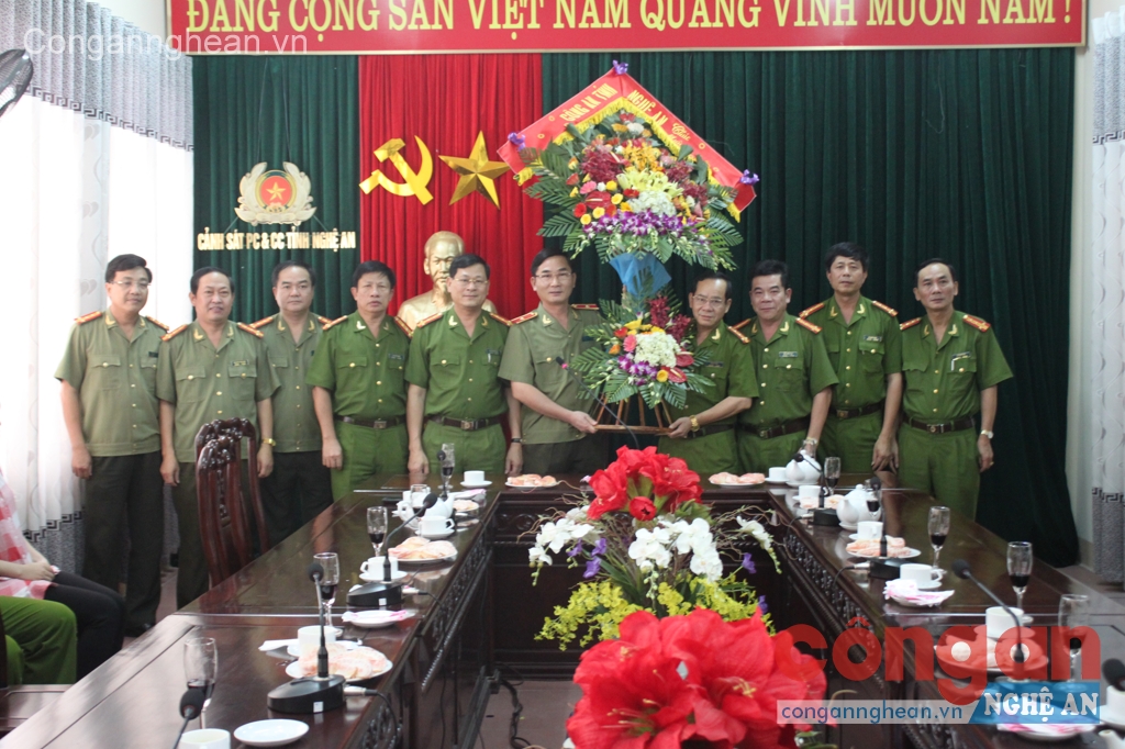Lãnh đạo Công an tỉnh Nghệ An chúc mừng nhân ngày toàn dân PCCC