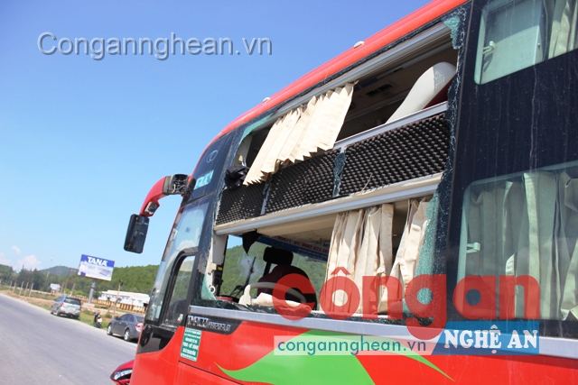 Bị sức ép của vụ nổ khiến phần kính bên thân xe nổ tung