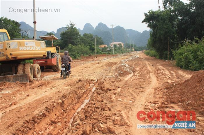 Sau hơn 3 năm, con đường thi công vẫn còn dở dang, ảnh hưởng rất lớn đến đời sống người dân