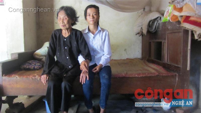 Thủy cùng bà ngoại trong ngôi nhà nhỏ