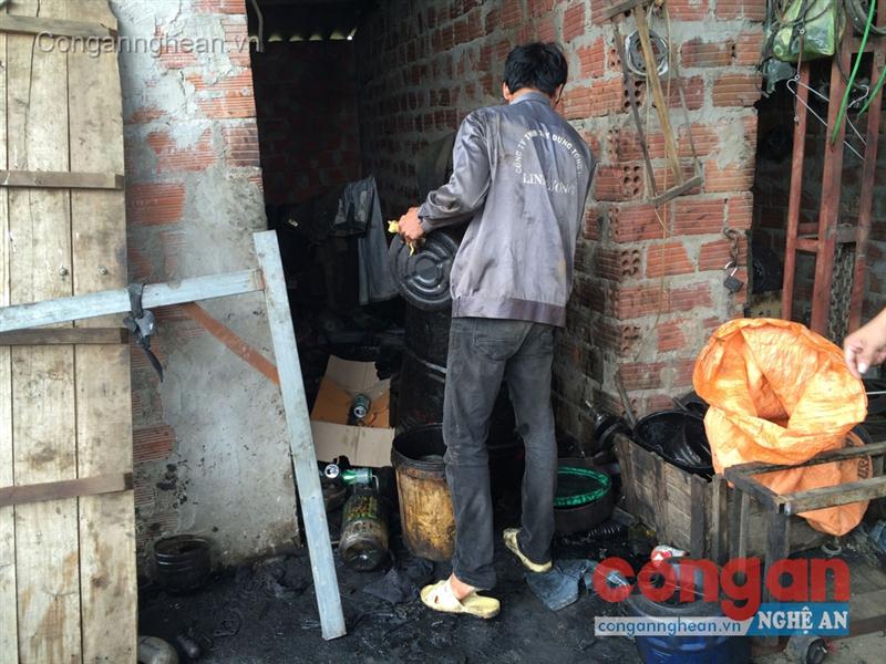 Dầu nhớt thải được các xưởng sửa chữa thu gom để bán kiếm lời