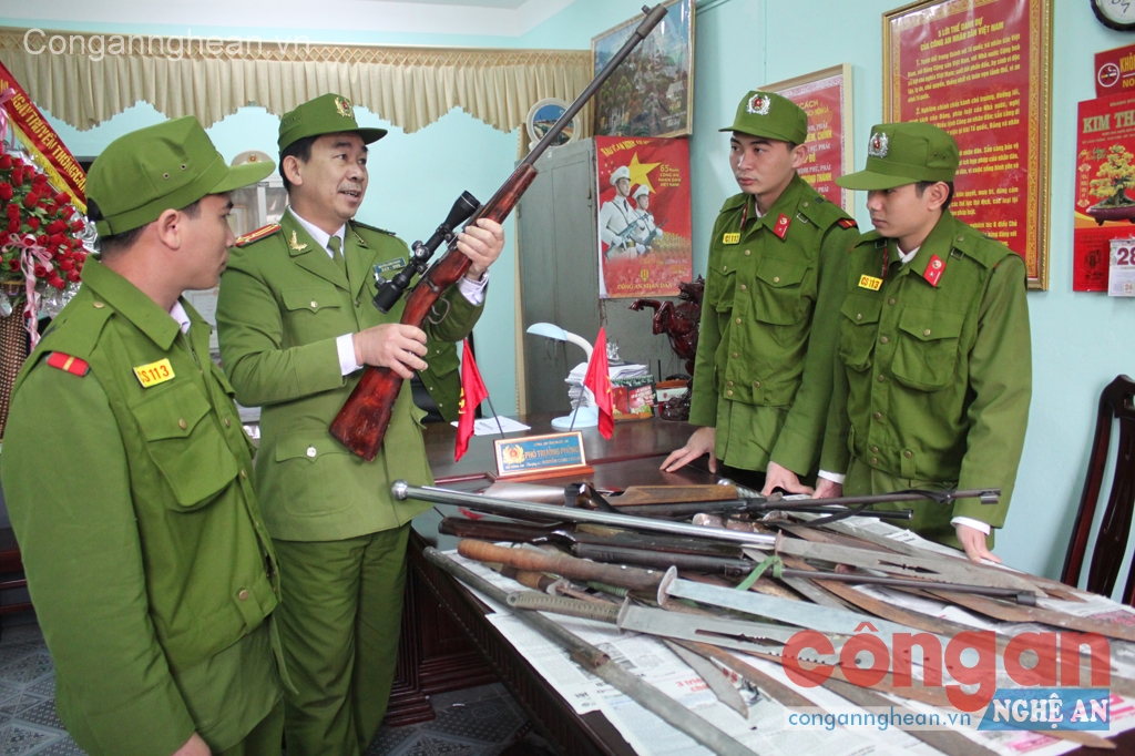 Cảnh sát 113 kiểm tra số vũ khí, hung khí thu được từ các băng nhóm tội phạm trong thời gian qua -  Ảnh:   Hương Giang
