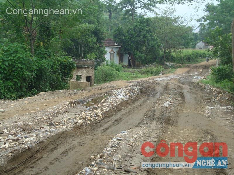 Đường giao thông vào các vùng nguyên liệu ở Quỳ Hợp còn khó khăn