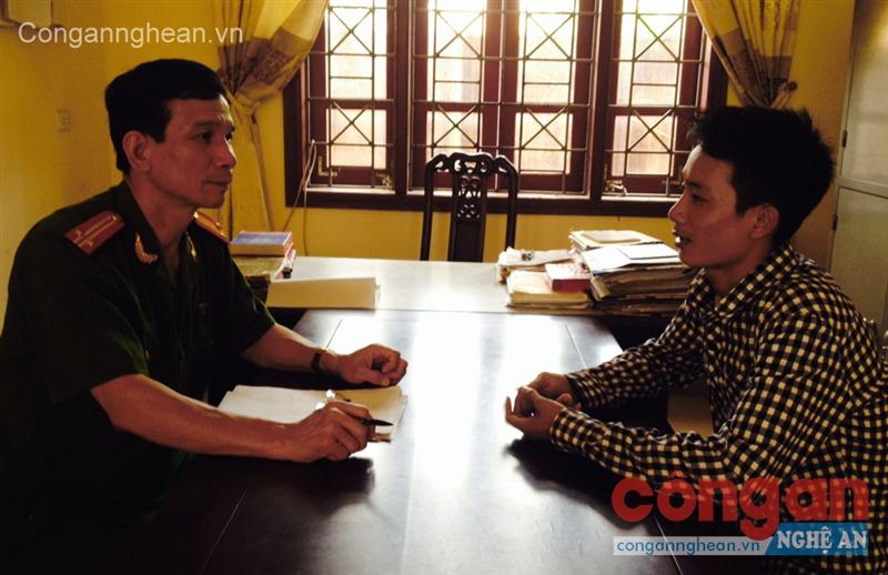 Cán bộ Công an huyện Diễn Châu tiếp nhận tin báo tố giác tội phạm từ nhân dân