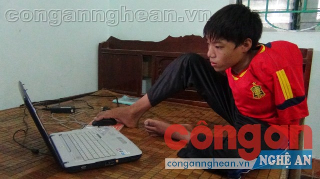 Mất 2 tay nhưng em Nhẫn vẫn viết ước mơ bằng đôi chân