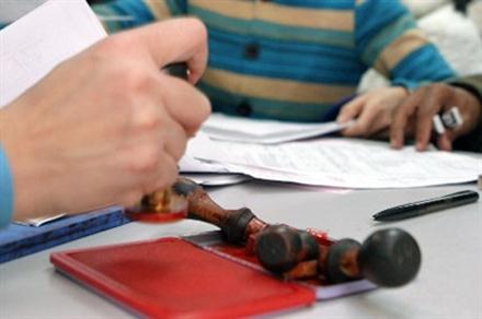 Theo các chuyên gia, con dấu từ một công cụ hỗ trợ con người lại trở thành một quyền lực áp đặt con người.