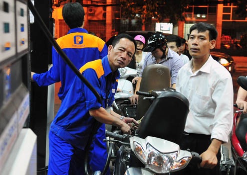 Giá xăng giảm mạnh, người dân kỳ vọng các mặt hàng sẽ giảm giá theo