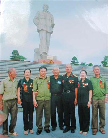 Ban liên lạc Trung đoàn Triệu Hải khu vực Quỳnh Lưu, TX Hoàng Mai bên tượng đài Bác Hồ