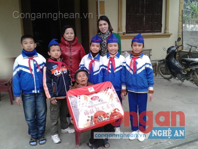 Cô giáo Thúy Hằng cùng các em học sinh với phong trào 