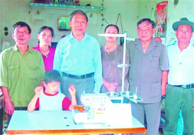Từ một người nghiện rượu, anh C. (ngoài cùng bên trái) được Hội CCB phường Đội Cung cảm hóa và tặng máy khâu để phát triển kinh tế