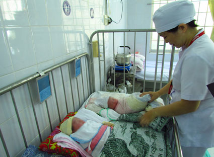 Trẻ sinh ra từ bà mẹ nhiễm HIV có thể hoàn toàn khỏe mạnh nếu được điều trị dự phòng tốt. Trong ảnh: Điều dưỡng chăm sóc trẻ sơ sinh tại Bệnh viện Lê Lợi (ảnh minh họa).