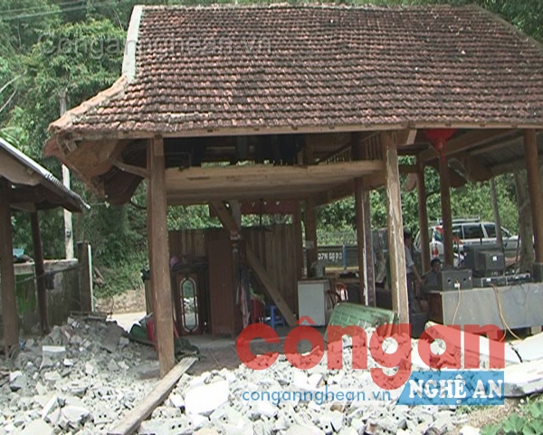 Ngôi nhà sàn của gia đình chị Lô Thị Vân bị sập hết tường bao