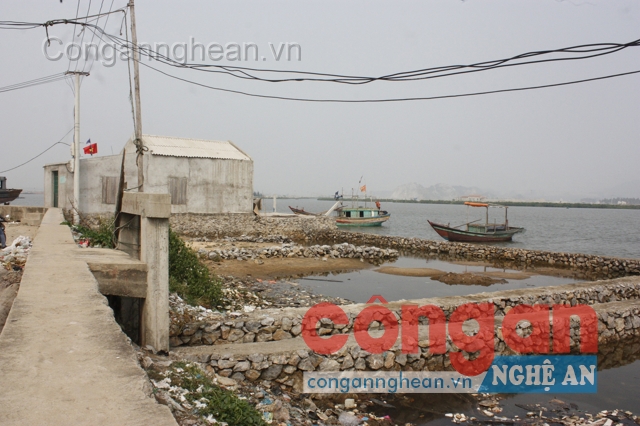 Người dân vô tư lấn chiếm, xây dựng trái phép trên hệ thống bờ kè chắn sóng tại Cảng cá Lạch Cờn