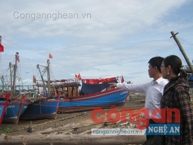 Anh Phan Văn Hải trò chuyện với phóng viên tại Cảng Lạch Cờn