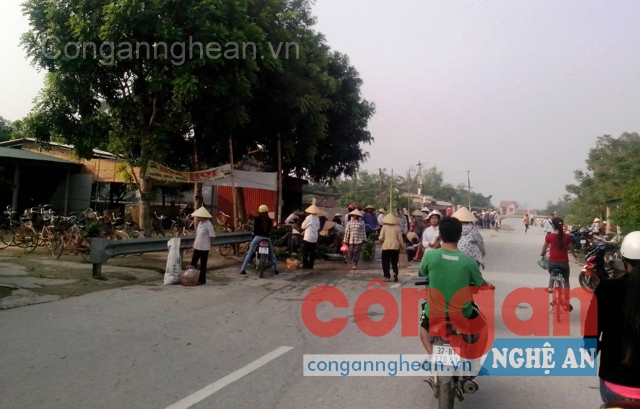 Tình trạng họp chợ vi phạm hành lang giao thông còn diễn ra nhiều nơi ở khu vực nông thôn