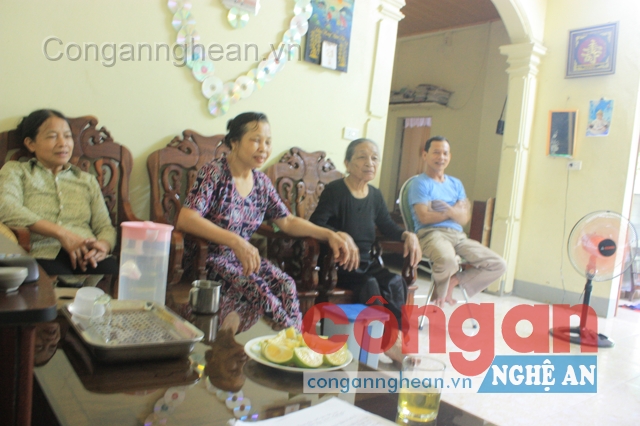 Đại diện 12 hộ dân phản ánh