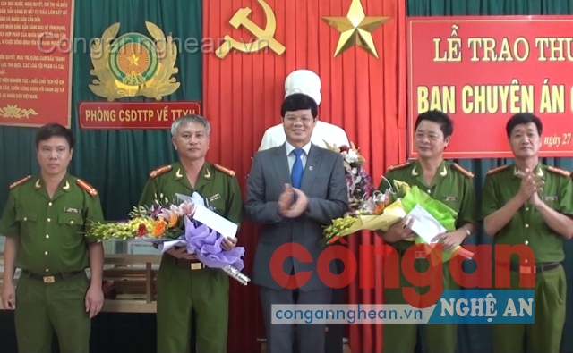 Đồng chí Lê Xuân Đại, Phó Chủ tịch UBND tỉnh phát biểu và trao thưởng Ban chuyên án