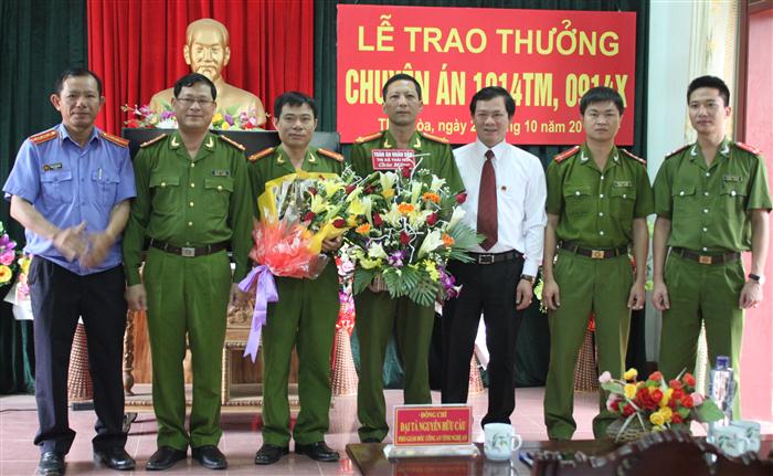 Đại diện các ban ngành chúc mừng Ban chuyên án
