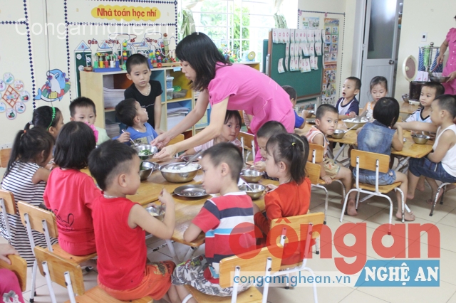 Thiếu phòng học, Trường Mầm non Cửa Nam đang mượn nhà văn hóa khối cho các em theo học