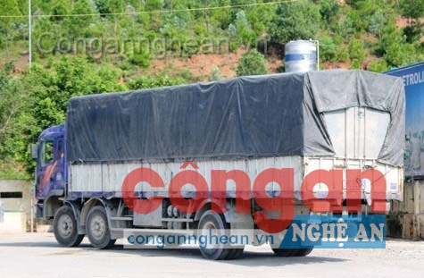Chiếc xe tải mà Vinh đã lái đâm vào xe lực lượng liên ngành để vượt trạm cân