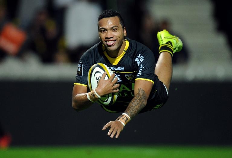 Cầu thủ chạy cánh Alofa Alofa của La Rochelle ghi điểm trong trận đáu bóng bầu dục với Montpellier tại La Rochelle, Pháp