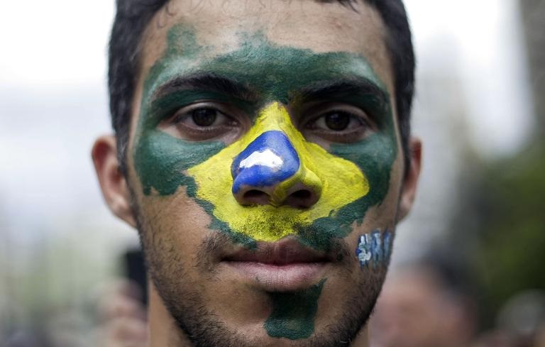 Người đàn ông vẽ hình lá cờ quốc gia Brazil lên mặt tham gia cuộc biểu tình phản đối bà Dilma Rousseff , Tổng thống vừa tái đắc cử của Brazil tại Thành phố Sao Paulo