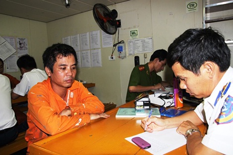 Lực lượng Cảnh sát biển ghi nhận lời của thủy thủ.