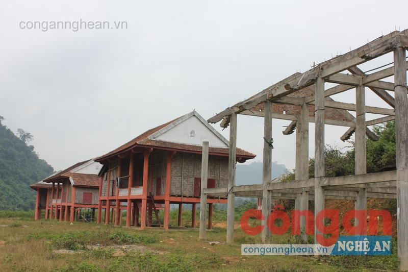 Những ngôi nhà bỏ hoang tại khu tái định cư cho người Đan Lai ở bản Kẻ Tắt, xã Thạch Ngàn, huyện Con Cuông