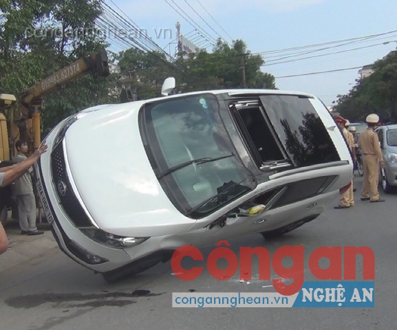 Chiếc xe Kia màu trắng được xe cẩu kéo