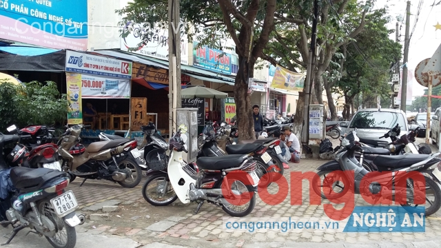 Sau các đợt ra quân xử lý thì tình trạng lấn chiếm vỉa hè vẫn tiếp tục tái diễn