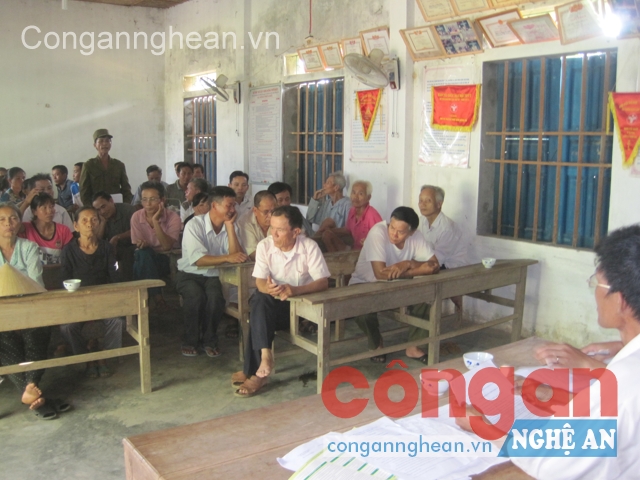 Ban cán sự thôn 5 tổ chức cuộc họp lấy ý kiến các hộ dân 