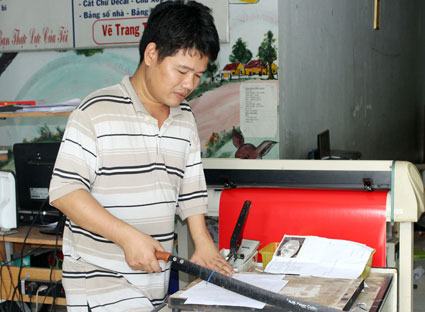 Tay trái và chân phải của anh Trần Văn Hưng (phường 12, TP. Vũng Tàu) bị liệt từ lúc 3 tuổi nhưng anh đã mở được một tiệm photocopy với thu nhập hơn 5 triệu đồng/tháng.