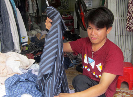 Dù bị liệt, anh Dương Quy Luật (phường 6, TP. Vũng Tàu) vẫn mở được cửa hàng bán quần áo với thu nhập hơn 3 triệu đồng/tháng.