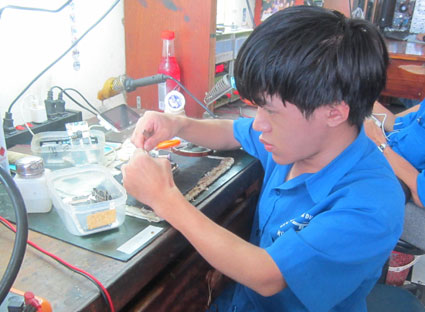 Anh Hồ Văn Phúc (SN 1996, ở Đức Linh, Bình Thuận) bị liệt nhưng vẫn cố gắng học nghề sửa chữa điện thoại di động để mong sau này có thể tự nuôi sống bản thân và phụ giúp gia đình.