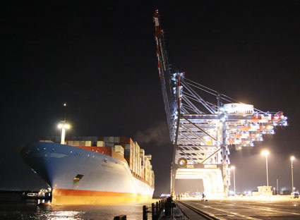 Hệ thống cảng biển phát triển sẽ kéo theo các dịch vụ đi cùng, qua đó thúc đẩy hoạt động thương mại - dịch vụ của huyện Tân Thành phát triển. Trong ảnh: Tàu container tải trọng lớn vào làm hàng tại cảng quốc tế Cái Mép (huyện Tân Thành).