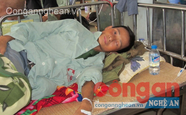 Anh Lực trên giường bệnh một mình chịu đựng cơn đau hành hạ