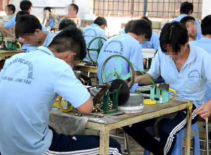 Lao động liệu pháp tại Trung tâm giáo dục lao động và dạy nghề.